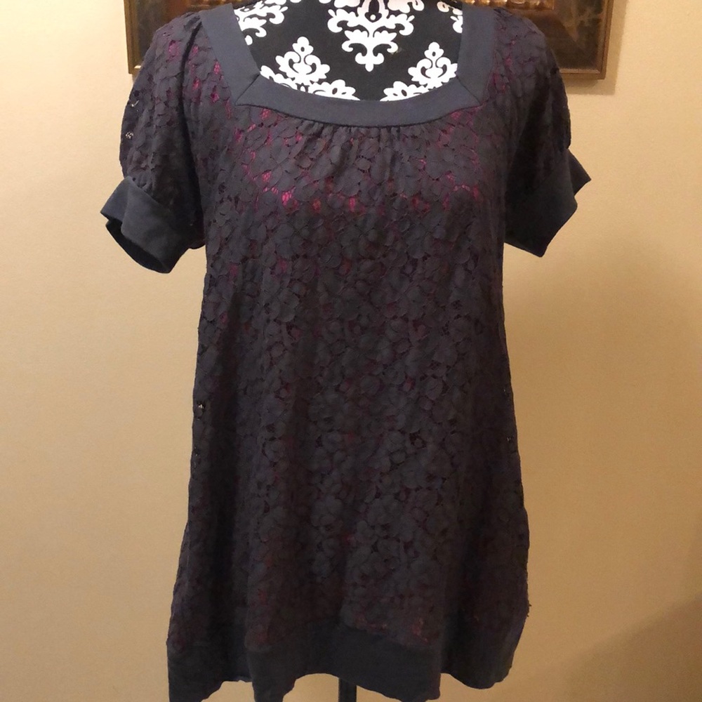 💖 DKNY Boho Charcoal Lace, Fuchsia Lining, short puff sleeves button detail top